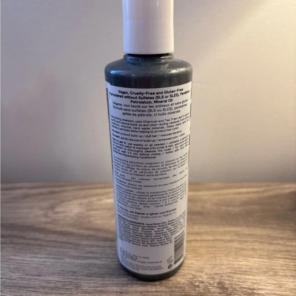 IGK First Class Detoxifying Charcoal Shampoo - Picture 3 of 5